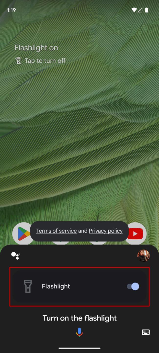 Używanie poleceń głosowych Asystenta Google do włączania latarki (2)