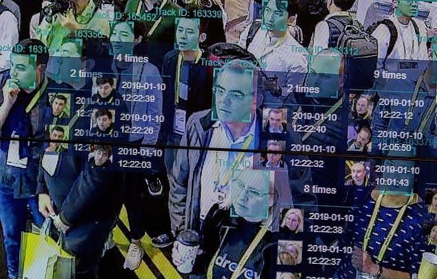 Découverte d'une entreprise stockant 3 milliards de photos comme « matière première » pour des outils de reconnaissance faciale, suscitant des inquiétudes quant à la vie privée