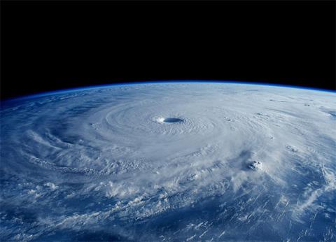 НАСА успешно разработало систему искусственного интеллекта, которая помогает с высокой точностью предсказывать развитие тропических штормов.